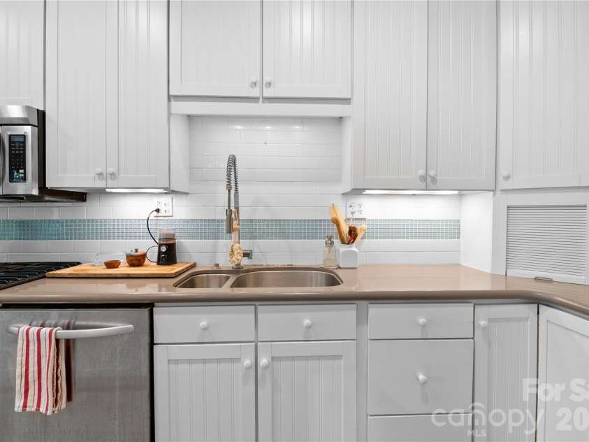 109 Paradise Circle, Clyde, NC 28721.  MLS# CAR4341580, YatesRealty ID 23219. 