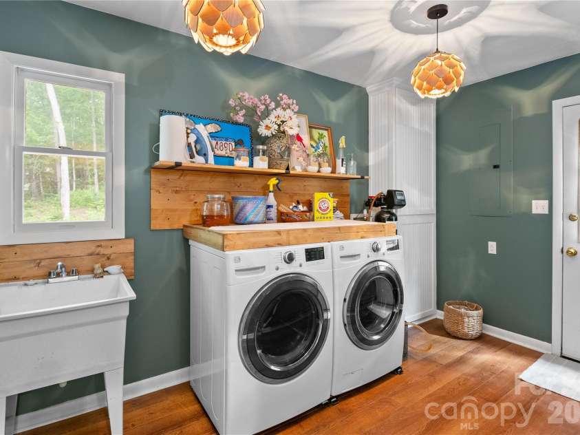 109 Paradise Circle, Clyde, NC 28721.  MLS# CAR4341580, YatesRealty ID 23219. 