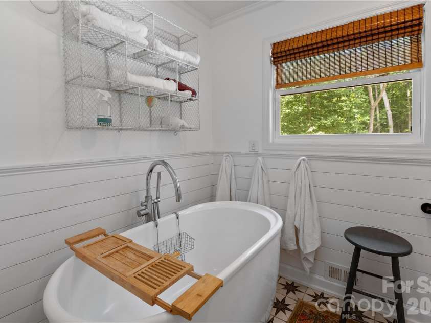 109 Paradise Circle, Clyde, NC 28721.  MLS# CAR4341580, YatesRealty ID 23219. 