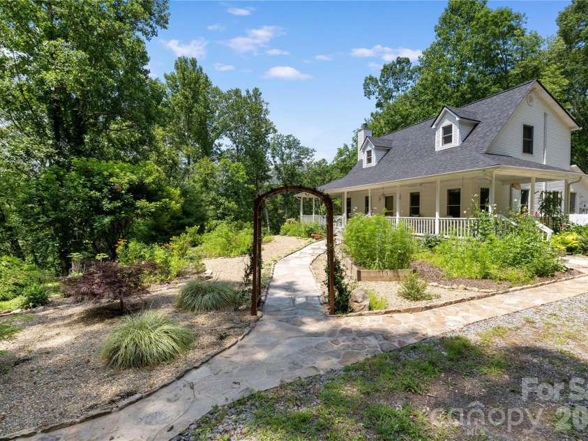 109 Paradise Circle, Clyde, NC 28721.  MLS# CAR4341580, YatesRealty ID 23219. 