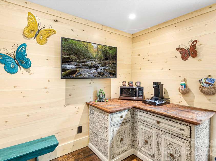 142 Brook Trout Trail, Cashiers, NC 28717.  MLS# CAR4313305, YatesRealty ID 2322. 