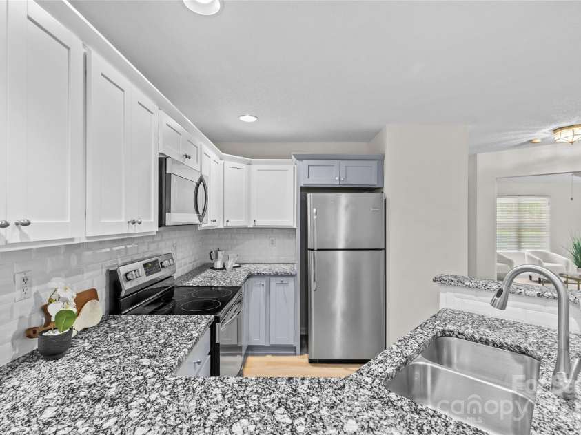 9136 Four Mile Creek Road, Charlotte, NC 28277.  MLS# CAR4276244, YatesRealty ID 23222. 