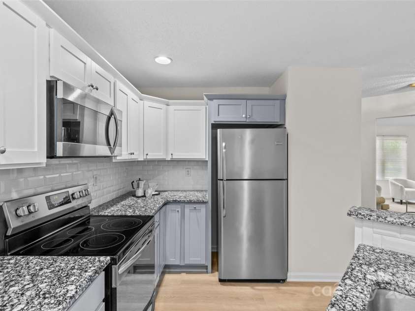 9136 Four Mile Creek Road, Charlotte, NC 28277.  MLS# CAR4276244, YatesRealty ID 23222. 