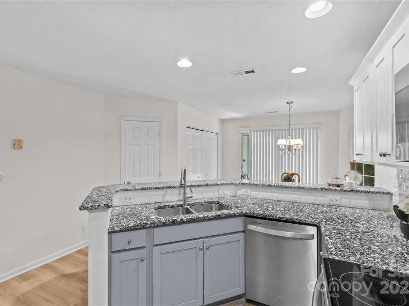 9136 Four Mile Creek Road, Charlotte, NC 28277.  MLS# CAR4276244, YatesRealty ID 23222. 