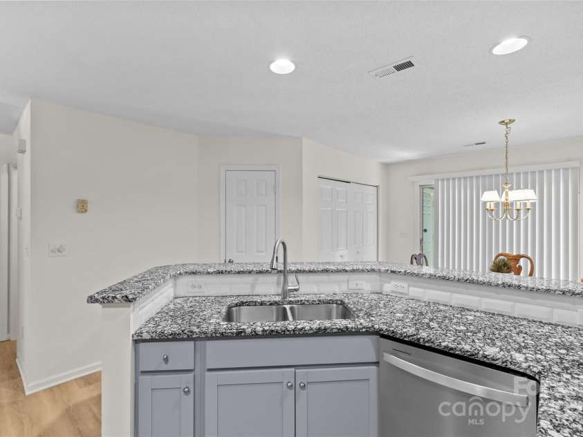 9136 Four Mile Creek Road, Charlotte, NC 28277.  MLS# CAR4276244, YatesRealty ID 23222. 