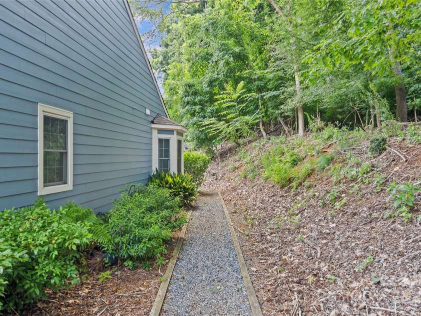 9136 Four Mile Creek Road, Charlotte, NC 28277.  MLS# CAR4276244, YatesRealty ID 23222. 
