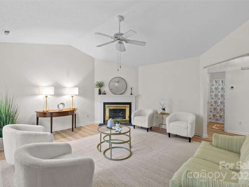 9136 Four Mile Creek Road, Charlotte, NC 28277.  MLS# CAR4276244, YatesRealty ID 23222. Family room