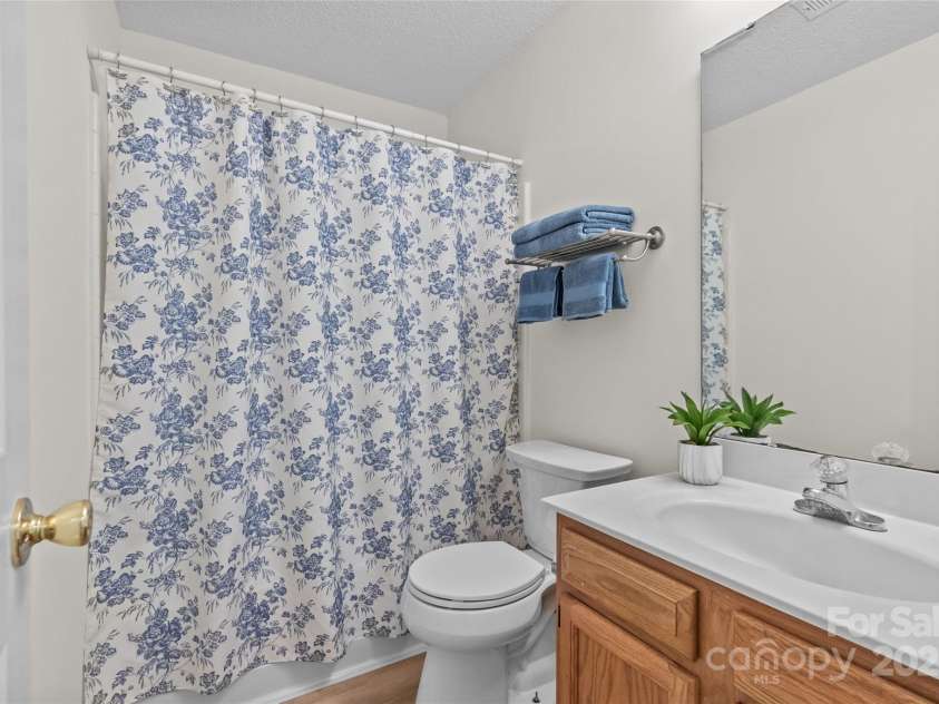 9136 Four Mile Creek Road, Charlotte, NC 28277.  MLS# CAR4276244, YatesRealty ID 23222. Full bath