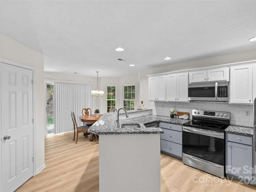 9136 Four Mile Creek Road, Charlotte, NC 28277.  MLS# CAR4276244, YatesRealty ID 23222. Kitchen and dining area