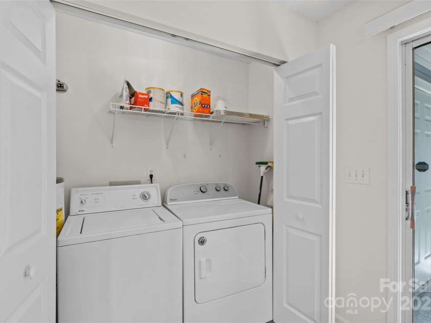9136 Four Mile Creek Road, Charlotte, NC 28277.  MLS# CAR4276244, YatesRealty ID 23222. Laundry at kitchen