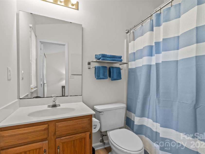 9136 Four Mile Creek Road, Charlotte, NC 28277.  MLS# CAR4276244, YatesRealty ID 23222. Primary full bath