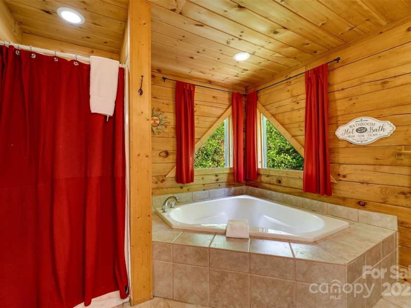 561 Signal Ridge, Sylva, NC 28779.  MLS# CAR4261351, YatesRealty ID 23224. 