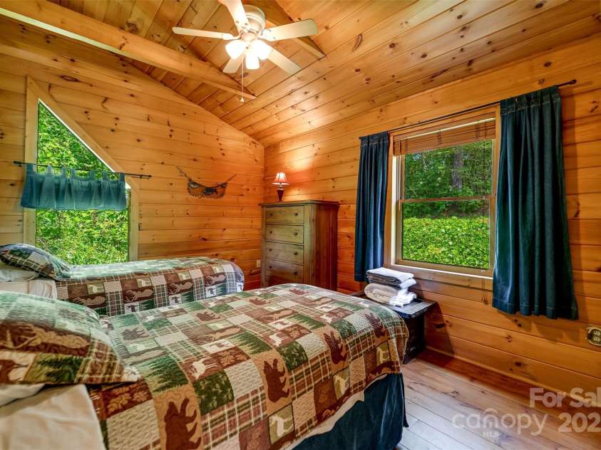 561 Signal Ridge, Sylva, NC 28779.  MLS# CAR4261351, YatesRealty ID 23224. 