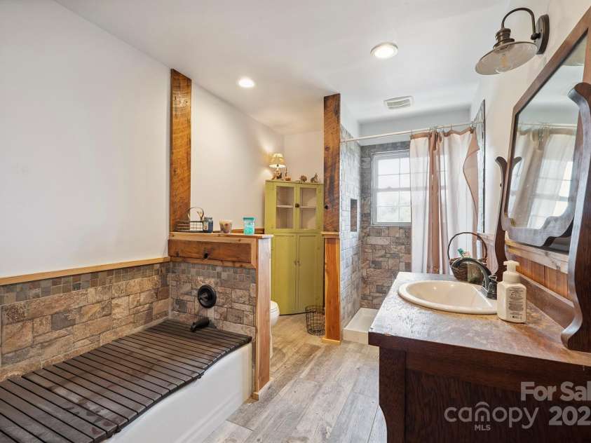 14411 Eastfield Road, Huntersville, NC 28078.  MLS# CAR4273593, YatesRealty ID 23226. Remodeled hall bathroom
