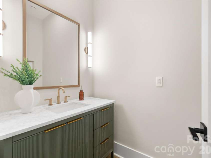 3526 Craig Avenue, Charlotte, NC 28211.  MLS# CAR4378596, YatesRealty ID 23226. 1/2 Bath