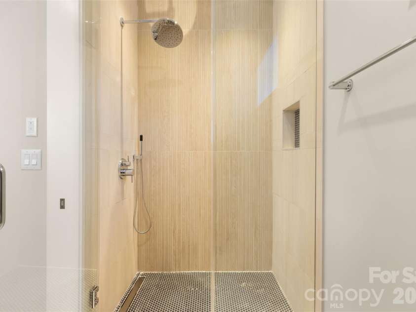 3526 Craig Avenue, Charlotte, NC 28211.  MLS# CAR4378596, YatesRealty ID 23226. Basement Full Bathroom