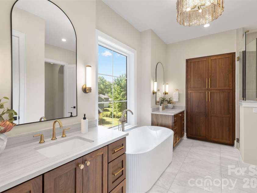 3526 Craig Avenue, Charlotte, NC 28211.  MLS# CAR4378596, YatesRealty ID 23226. Primary Bathroom
