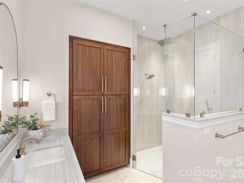 3526 Craig Avenue, Charlotte, NC 28211.  MLS# CAR4378596, YatesRealty ID 23226. Primary Bathroom