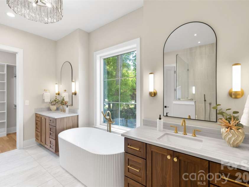 3526 Craig Avenue, Charlotte, NC 28211.  MLS# CAR4378596, YatesRealty ID 23226. Primary Bathroom