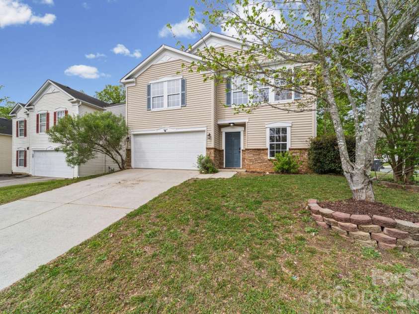 2902 Royal Fern Lane, Charlotte, NC 28215.  MLS# CAR4366975, YatesRealty ID 23227. 