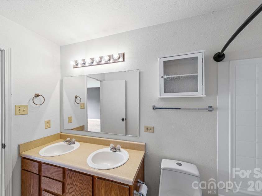 2902 Royal Fern Lane, Charlotte, NC 28215.  MLS# CAR4366975, YatesRealty ID 23227. 