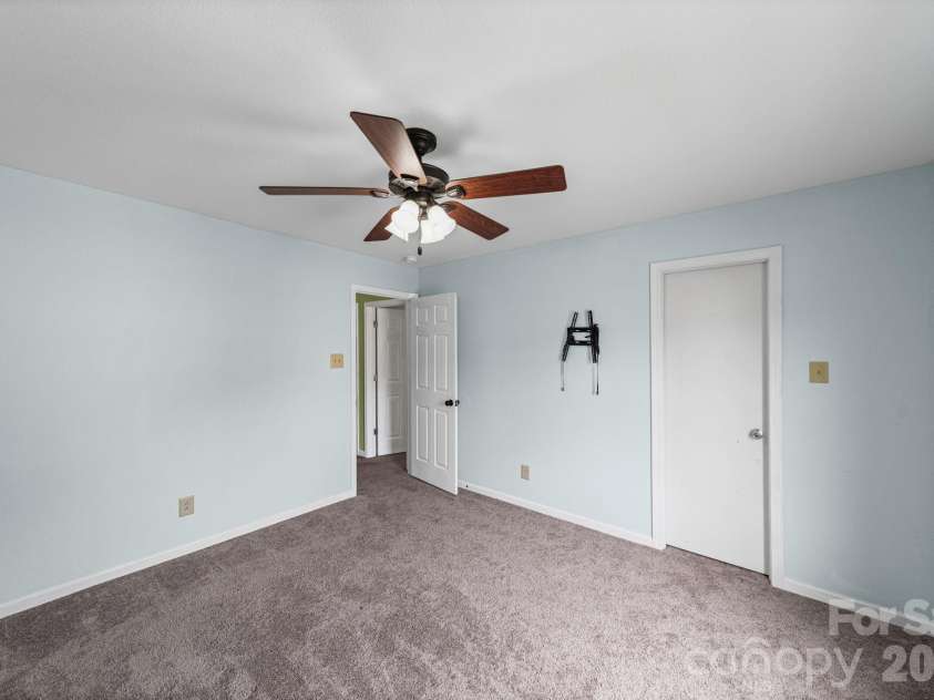 2902 Royal Fern Lane, Charlotte, NC 28215.  MLS# CAR4366975, YatesRealty ID 23227. 