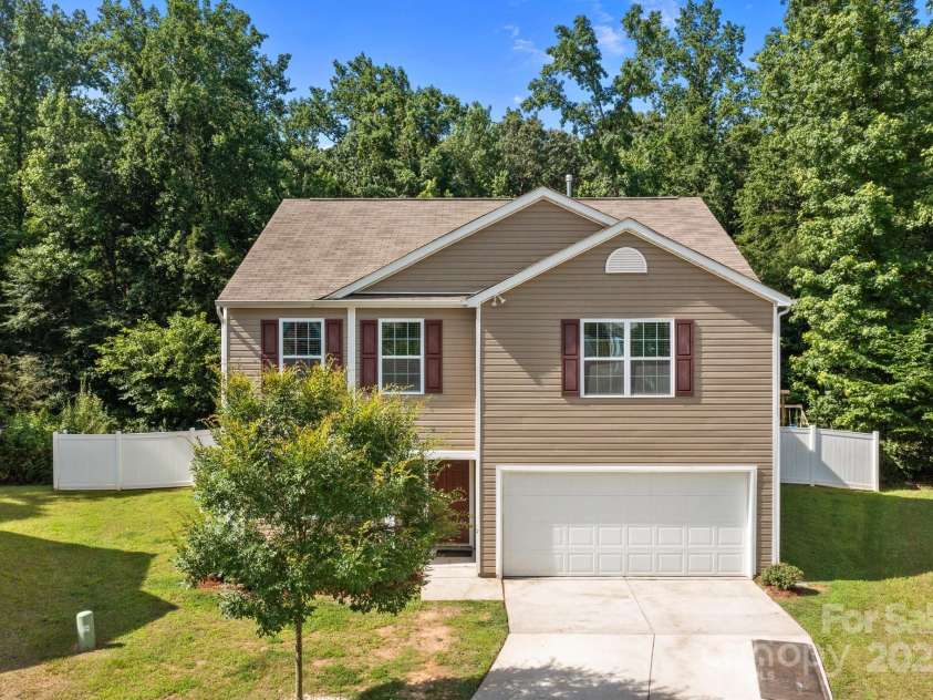 2021 Tarzi Lane, Charlotte, NC 28215.  MLS# CAR4263976, YatesRealty ID 23231. 