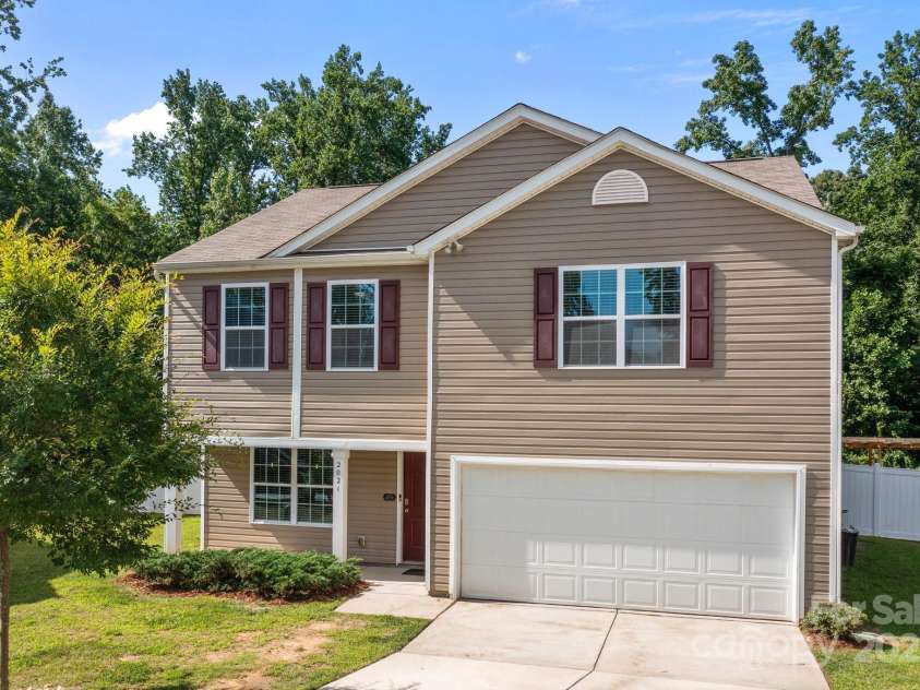 2021 Tarzi Lane, Charlotte, NC 28215.  MLS# CAR4263976, YatesRealty ID 23231. 