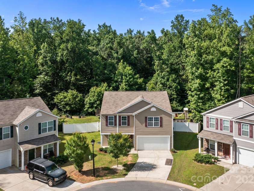 2021 Tarzi Lane, Charlotte, NC 28215.  MLS# CAR4263976, YatesRealty ID 23231. 
