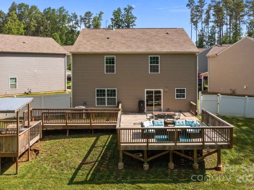 2021 Tarzi Lane, Charlotte, NC 28215.  MLS# CAR4263976, YatesRealty ID 23231. 
