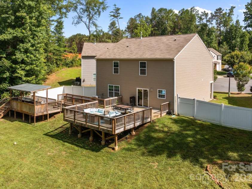 2021 Tarzi Lane, Charlotte, NC 28215.  MLS# CAR4263976, YatesRealty ID 23231. 