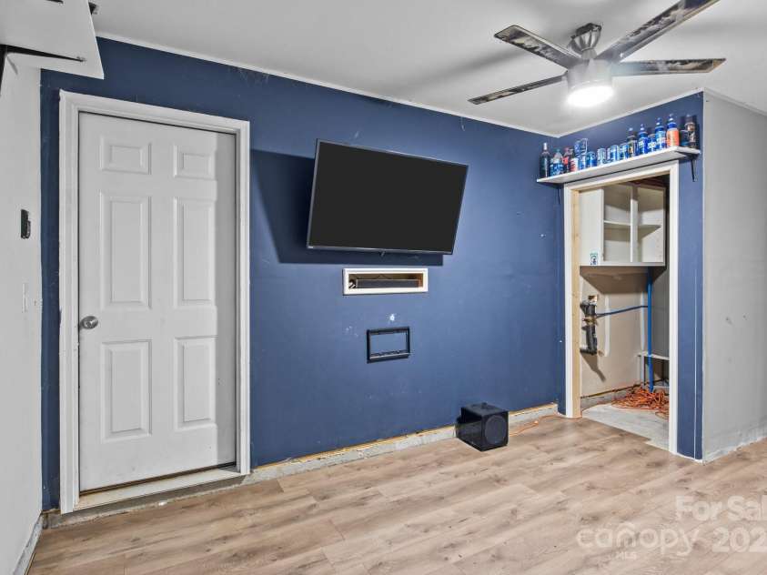 2021 Tarzi Lane, Charlotte, NC 28215.  MLS# CAR4263976, YatesRealty ID 23231. 