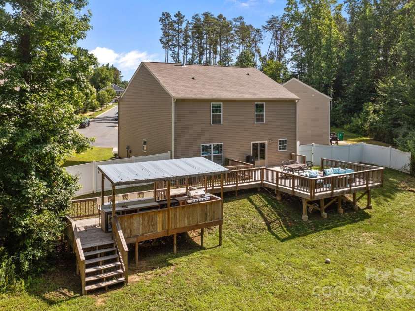 2021 Tarzi Lane, Charlotte, NC 28215.  MLS# CAR4263976, YatesRealty ID 23231. 
