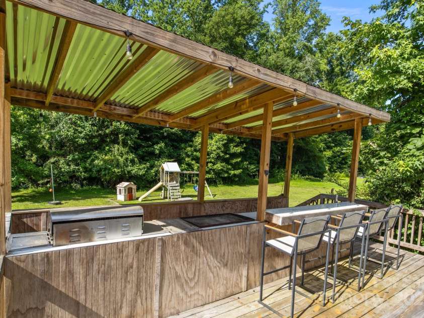 2021 Tarzi Lane, Charlotte, NC 28215.  MLS# CAR4263976, YatesRealty ID 23231. 
