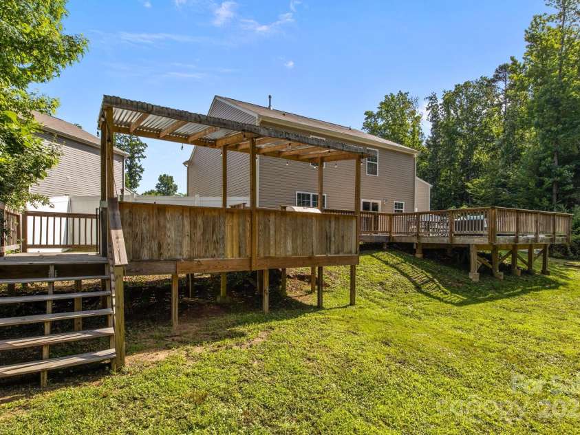 2021 Tarzi Lane, Charlotte, NC 28215.  MLS# CAR4263976, YatesRealty ID 23231. 