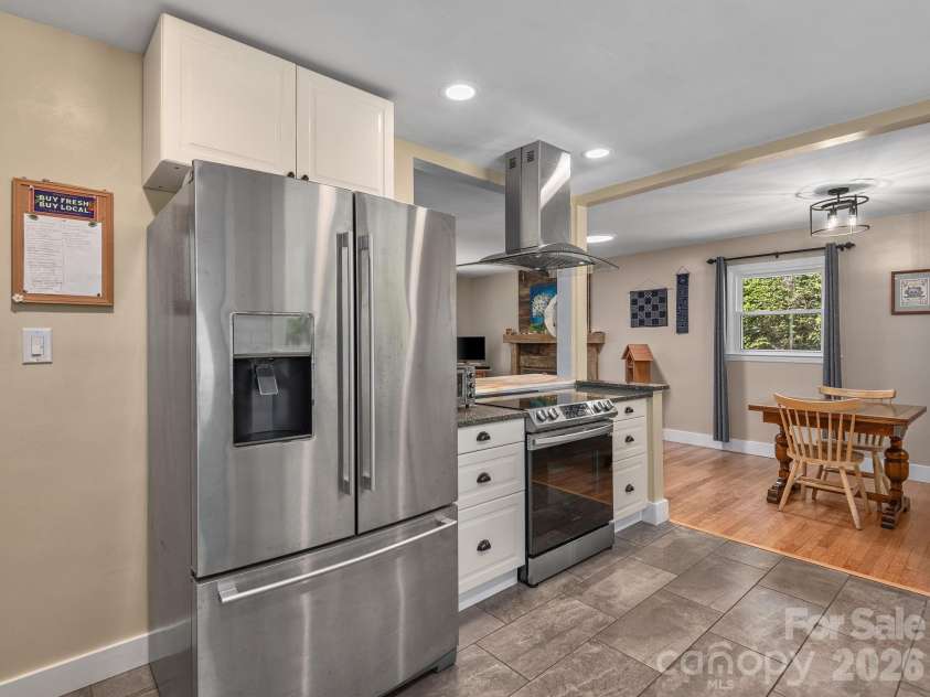 33 Pinehurst Road, Asheville, NC 28805.  MLS# CAR4374553, YatesRealty ID 23231. All Kitchen Appliances Convey