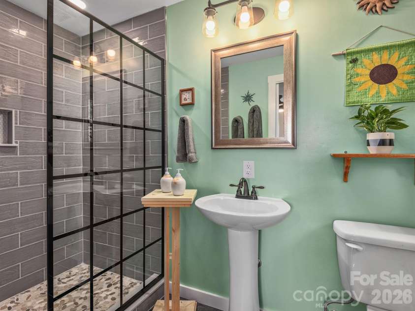 33 Pinehurst Road, Asheville, NC 28805.  MLS# CAR4374553, YatesRealty ID 23231. Beautiful Master Bath