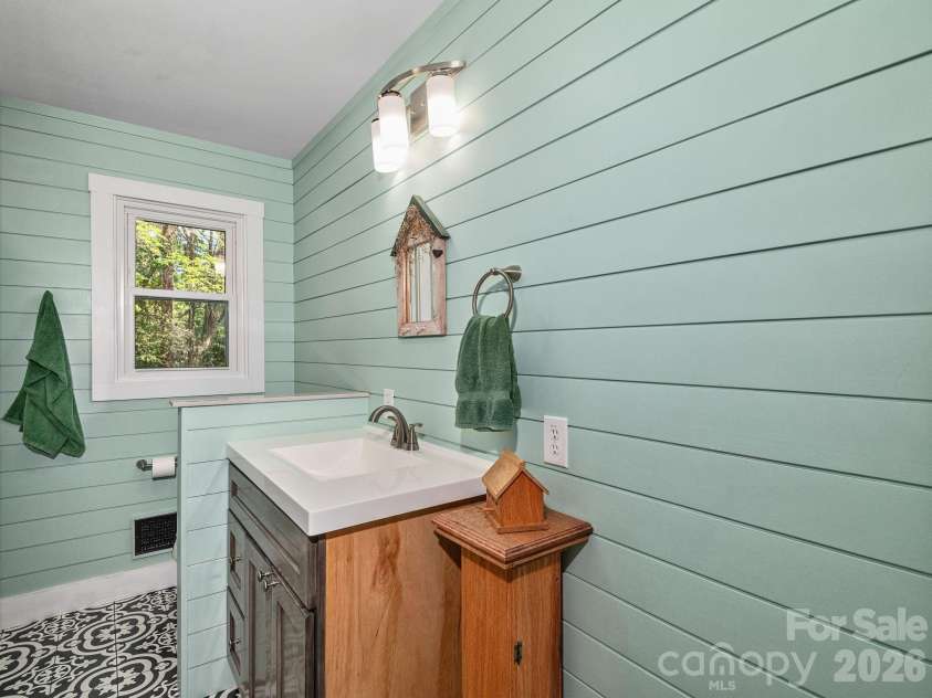 33 Pinehurst Road, Asheville, NC 28805.  MLS# CAR4374553, YatesRealty ID 23231. Cheery Hall Bath!