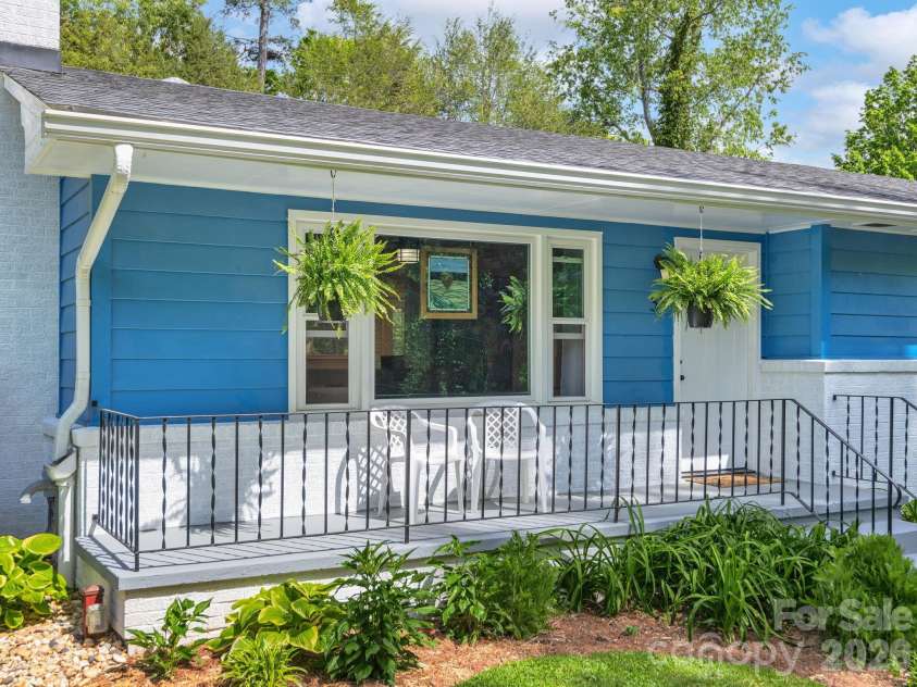33 Pinehurst Road, Asheville, NC 28805.  MLS# CAR4374553, YatesRealty ID 23231. Covered Front Porch