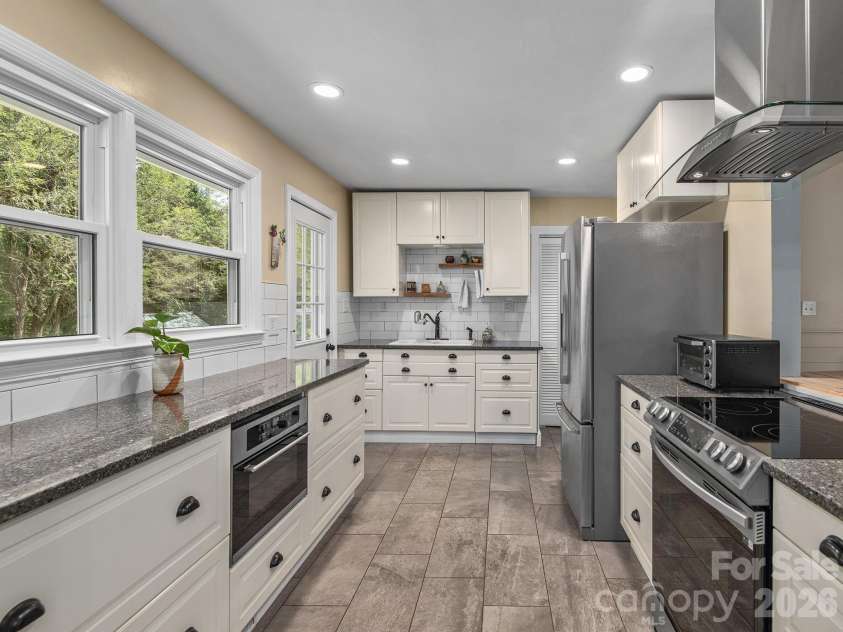 33 Pinehurst Road, Asheville, NC 28805.  MLS# CAR4374553, YatesRealty ID 23231. Great Kitchen Workspace