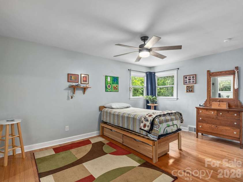 33 Pinehurst Road, Asheville, NC 28805.  MLS# CAR4374553, YatesRealty ID 23231. Large Master Suite with Great Light!