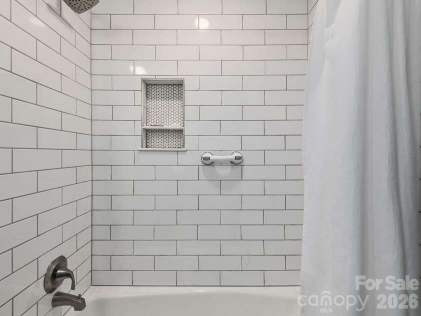 33 Pinehurst Road, Asheville, NC 28805.  MLS# CAR4374553, YatesRealty ID 23231. Timeless Subway Tiles