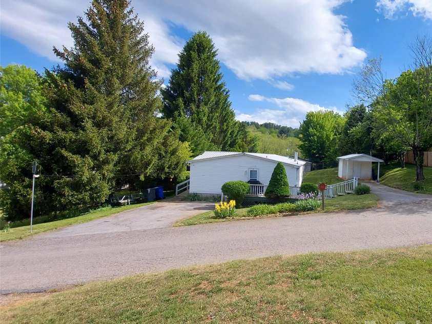 46 Larkspur Lane, Canton, NC 28716.  MLS# CAR4380750, YatesRealty ID 23234. 
