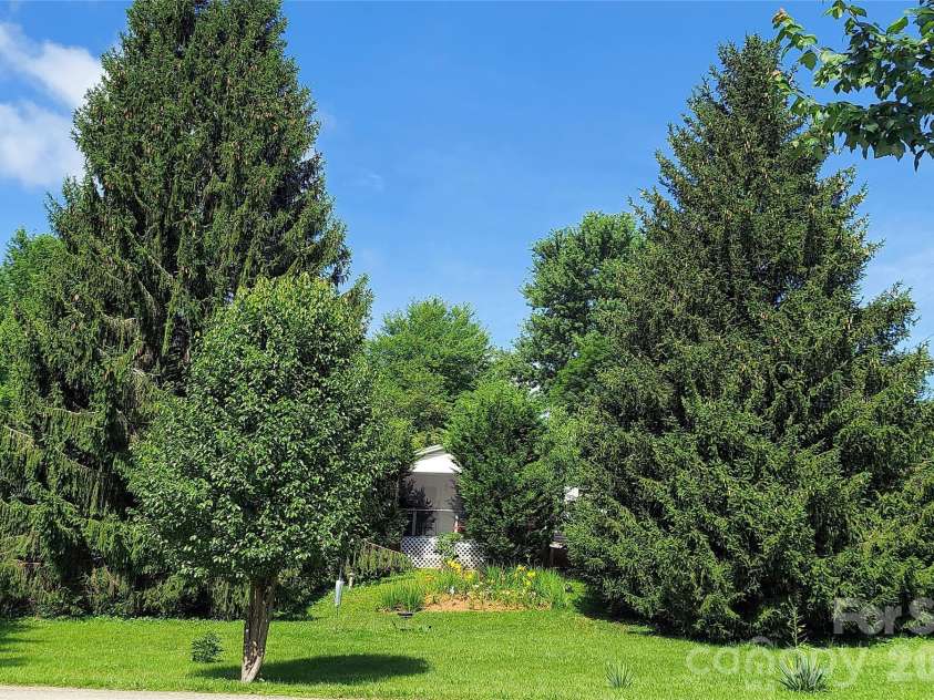 46 Larkspur Lane, Canton, NC 28716.  MLS# CAR4380750, YatesRealty ID 23234. 