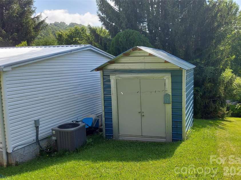 46 Larkspur Lane, Canton, NC 28716.  MLS# CAR4380750, YatesRealty ID 23234. 