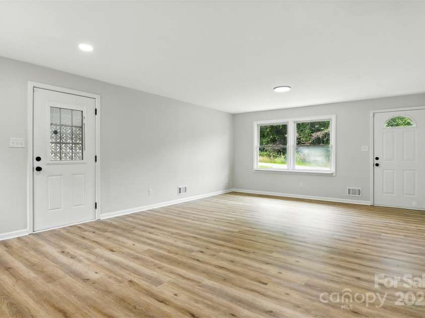 1837 6th Avenue, Hickory, NC 28601.  MLS# CAR4268387, YatesRealty ID 23235. 