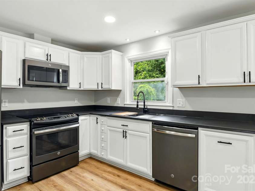 1837 6th Avenue, Hickory, NC 28601.  MLS# CAR4268387, YatesRealty ID 23235. 