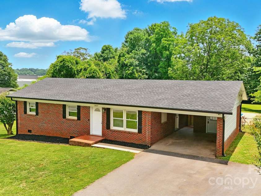 1837 6th Avenue, Hickory, NC 28601.  MLS# CAR4268387, YatesRealty ID 23235. 