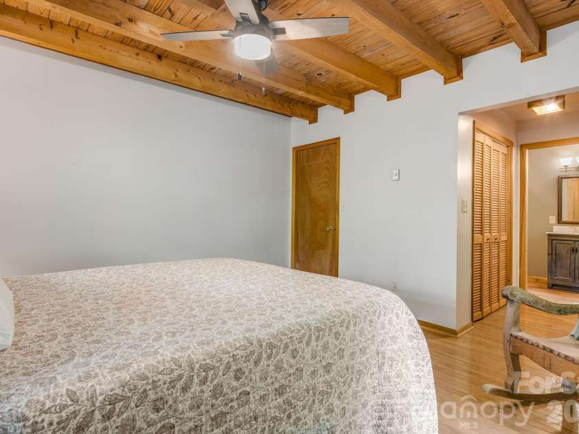 17 Greer Way, Mars Hill, NC 28754.  MLS# CAR4370316, YatesRealty ID 23237. En Suite Bathroom