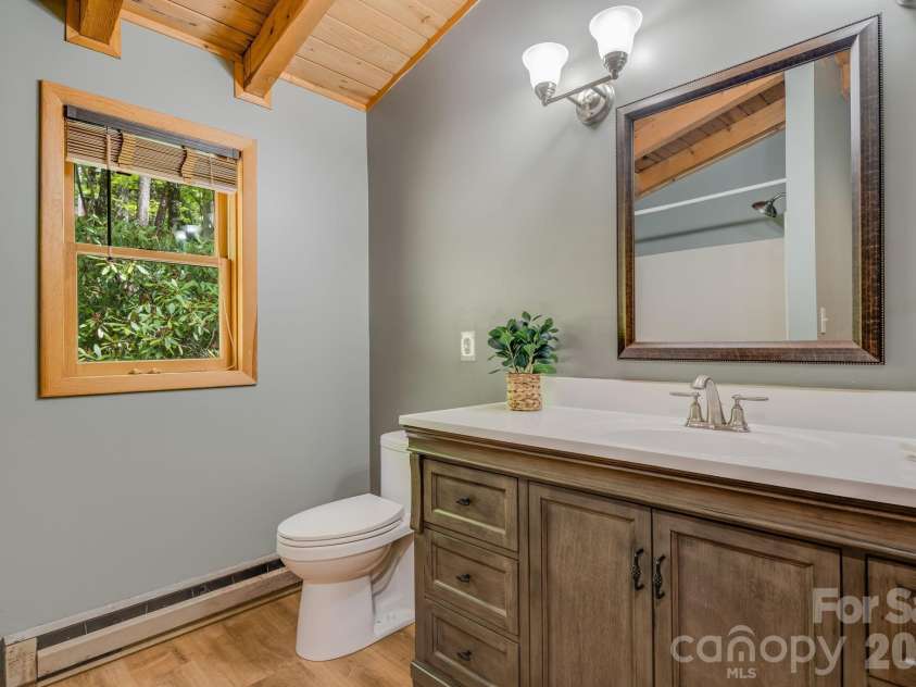 17 Greer Way, Mars Hill, NC 28754.  MLS# CAR4370316, YatesRealty ID 23237. Upper level bathroom